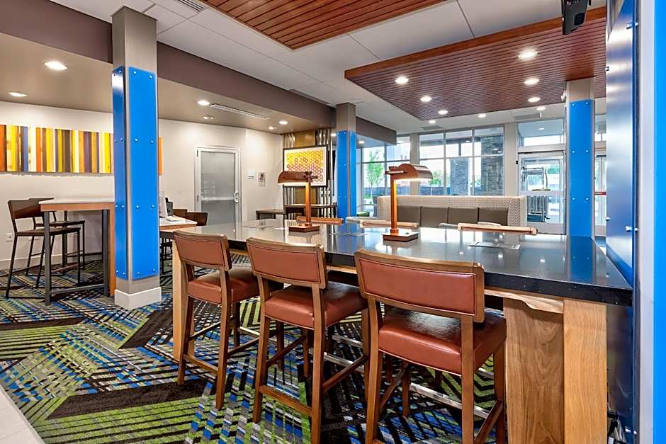 Holiday Inn Express and Suites Grand Rapids Airport- South By IHG