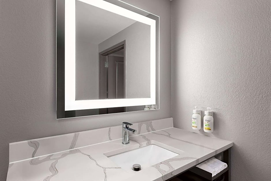 La Quinta Inn & Suites by Wyndham Knoxville Central Papermill