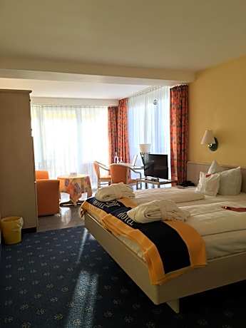 Double Room to the side with lake view