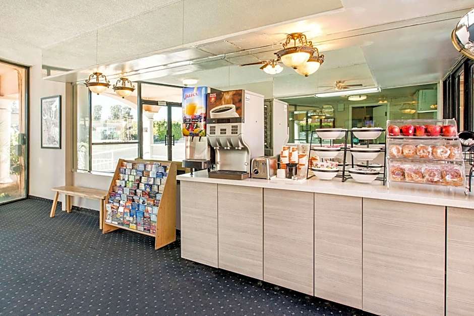 Rodeway Inn Near Melrose Ave