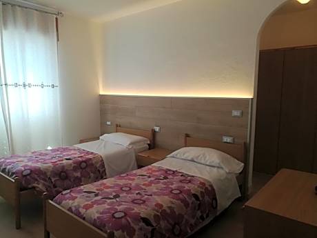 Twin Room with Shower