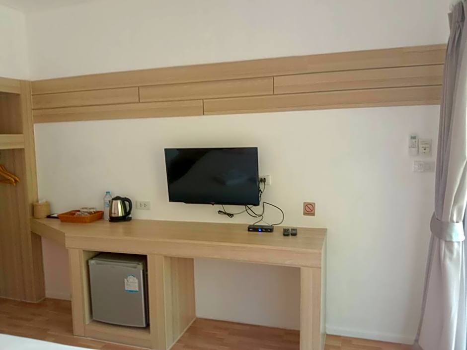 Thipburee Riverside Hotel