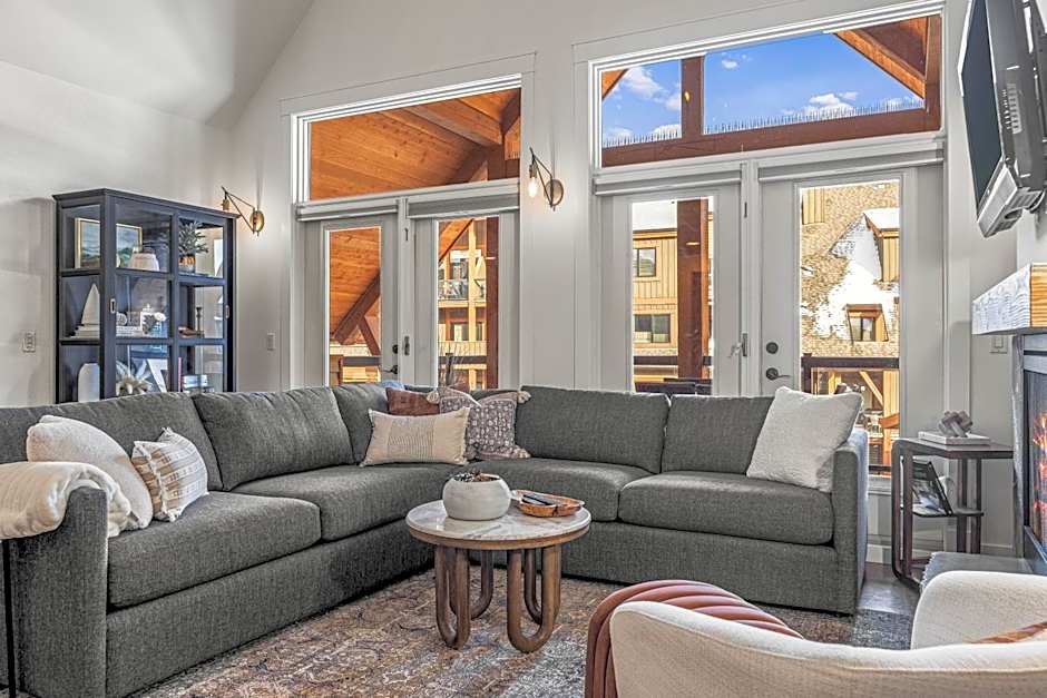 Elevated Penthouse Condo managed by Little Sister Getaways