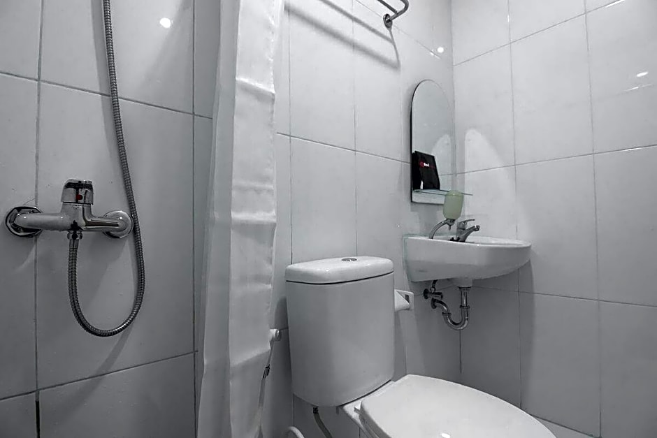 RedDoorz near ITC Mangga Dua