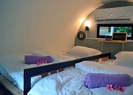 Gegelung Single Twin Bed with Shared Bathroom