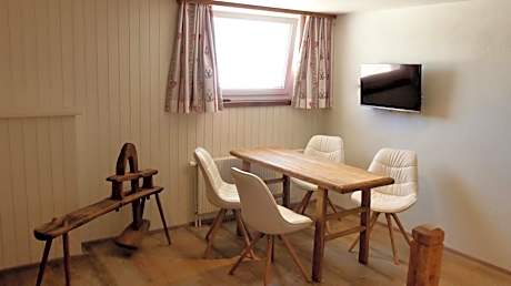 Quintuple Room with Shared Bathroom (No. 4)
