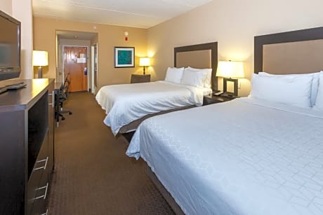 Standard Queen Room with Two Queen Beds and Tub - Mobility/Communications Accessible