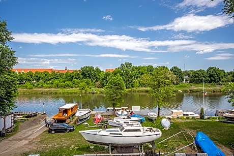 Two-Bedroom Apartment with River View and Air Conditioning