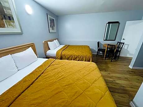 Family Suite with Three Queen Beds - Non-Smoking