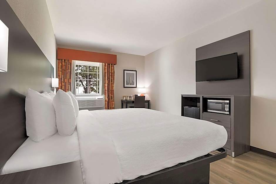 Quality Suites Tulsa I-44