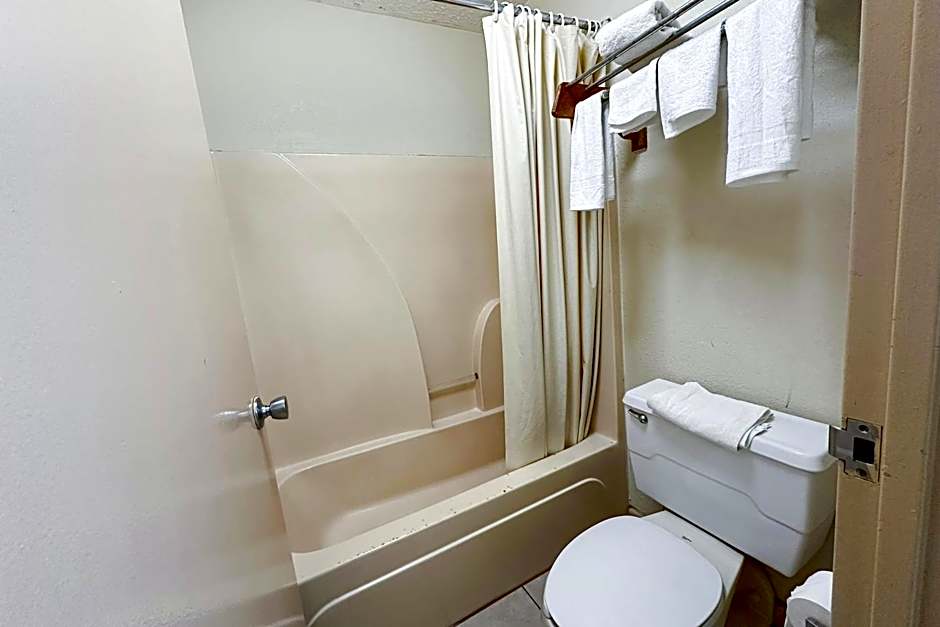 Super Inn & Suites by OYO Milledgeville