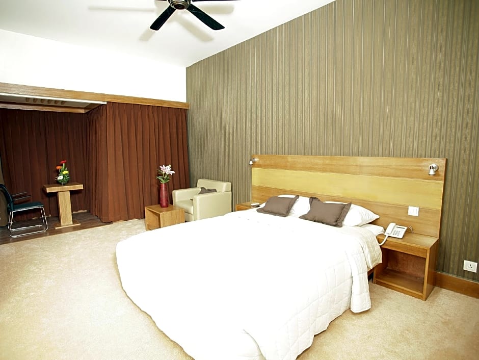 Richmond Hotel And Suites