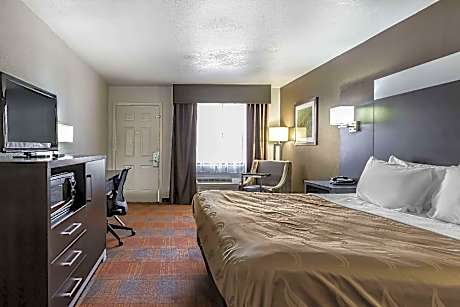 1 King Bed Smoking Accessible