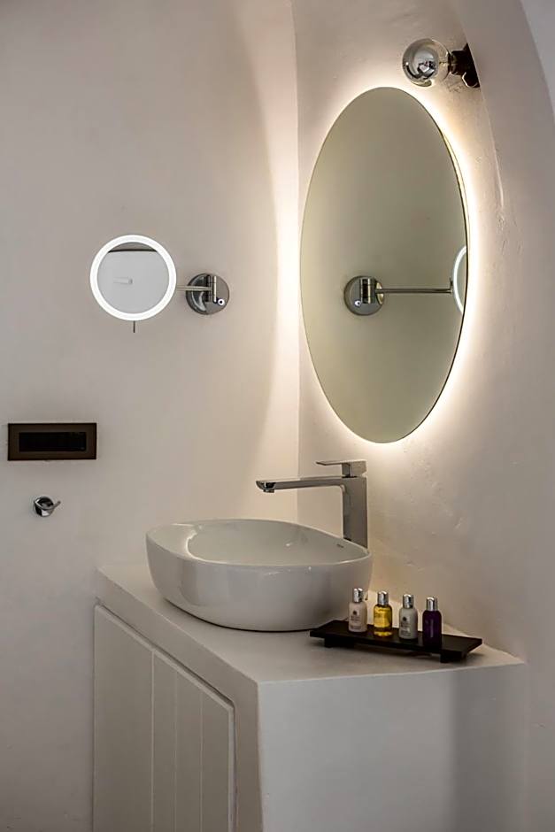 Sun Rocks Boutique Hotel - Caldera View Suites & Sunset Dining Experience