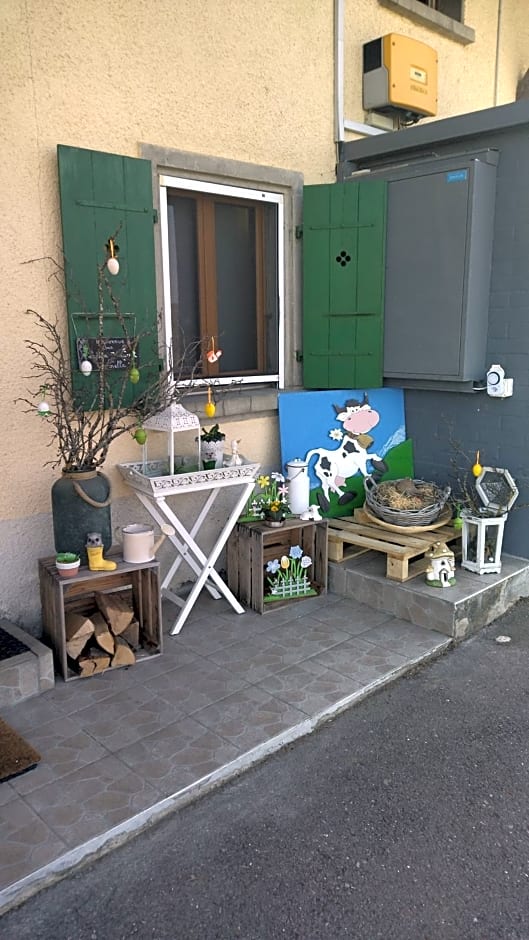 Petite maison sur la colline du Gibloux: 1chambre,1 salon et salle de bain privés au rez de chaussé, piscine extérieur et BBQ ,