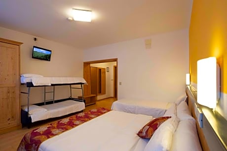 Family Room (2 Adults + 2 Children)