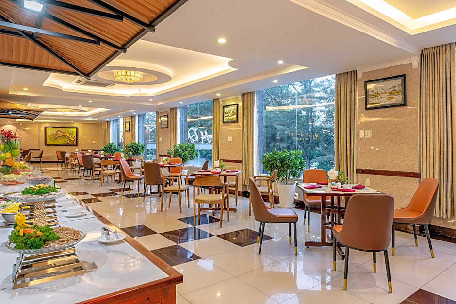 Van Phat Riverside Hotel