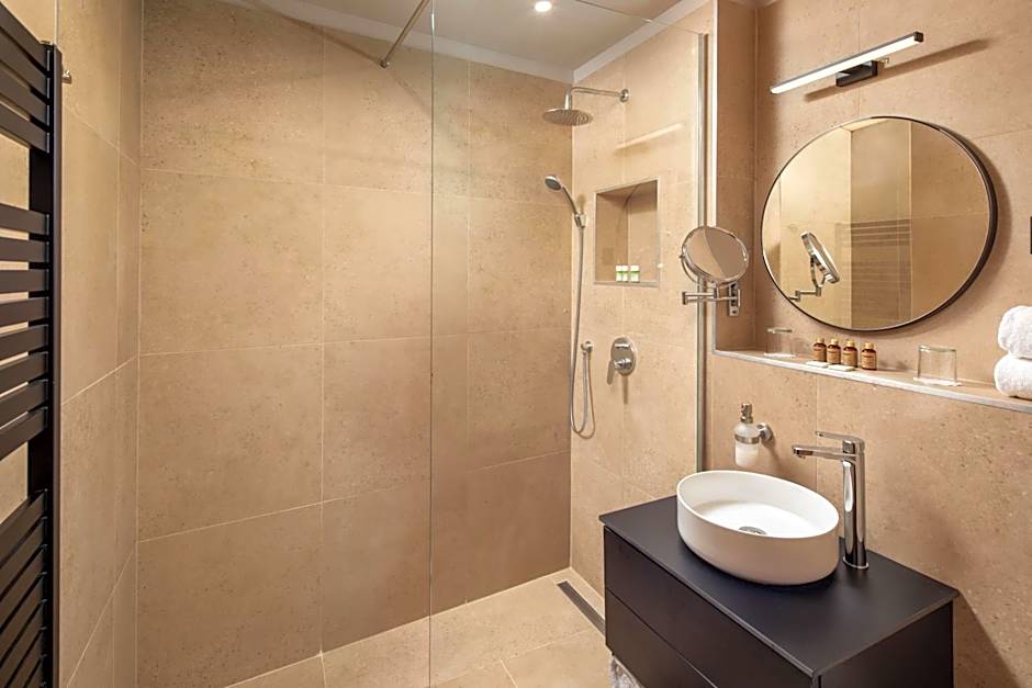 Escala Hotel & Suites