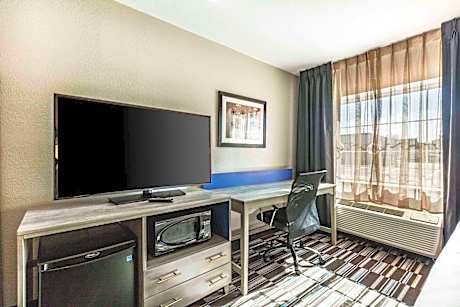 1 King Bed, Nonsmoking, Accessible