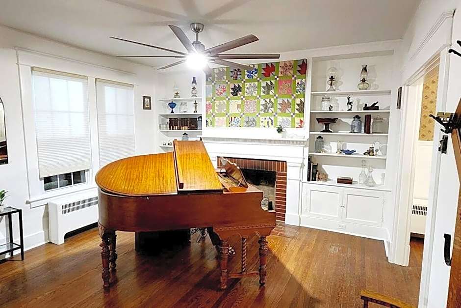 Mayor's Large Family House Hot Tub Sleeps 16 Piano, 2 Kitchens, Ark 5 Mins