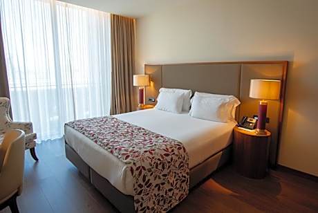 One-Bedroom King Suite with Balcony