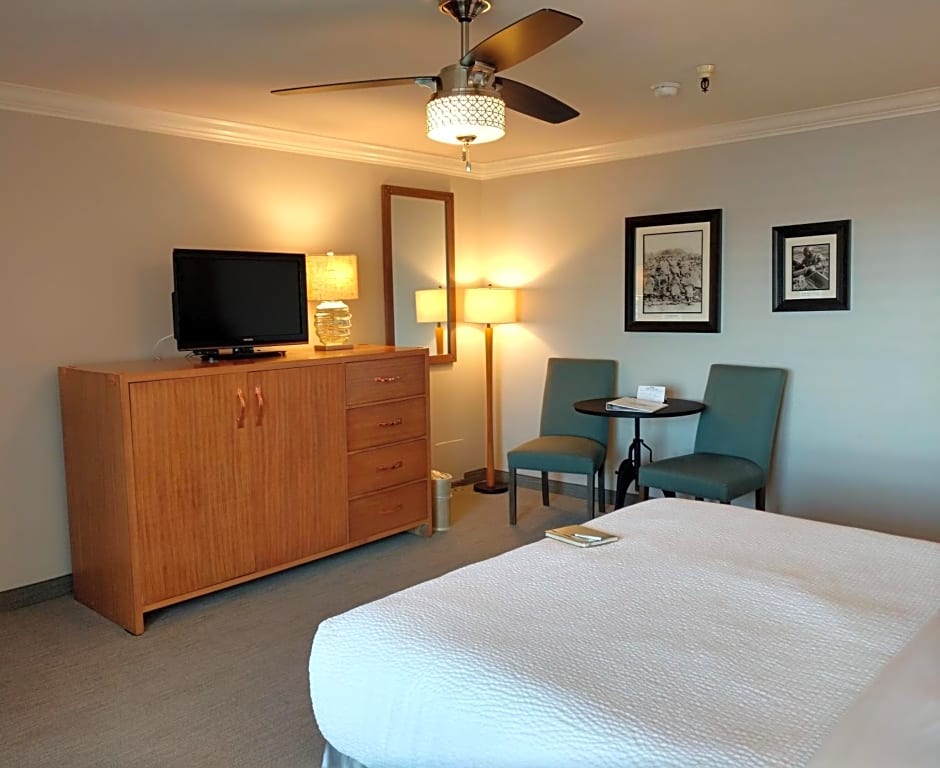456 Embarcadero Inn & Suites