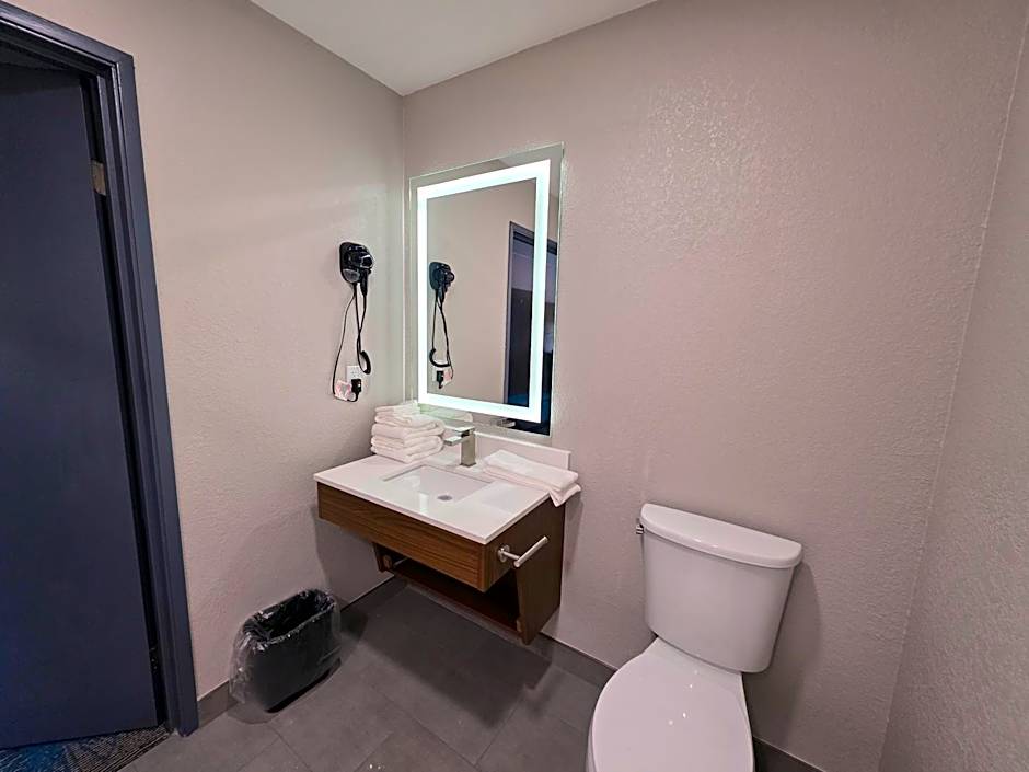 Days Inn & Suites by Wyndham Brandon Amphitheater