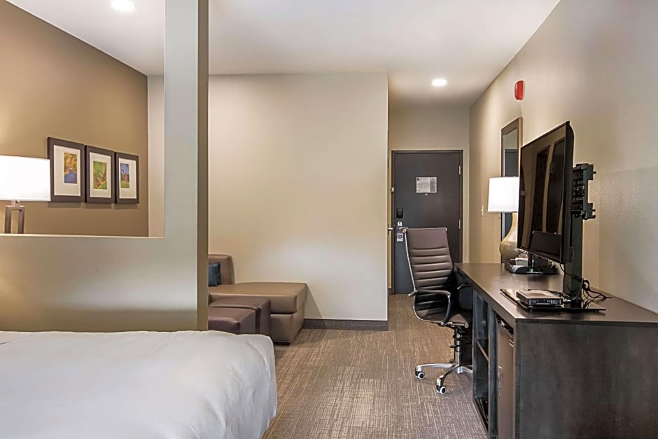 Comfort Suites Wooster near University Campus