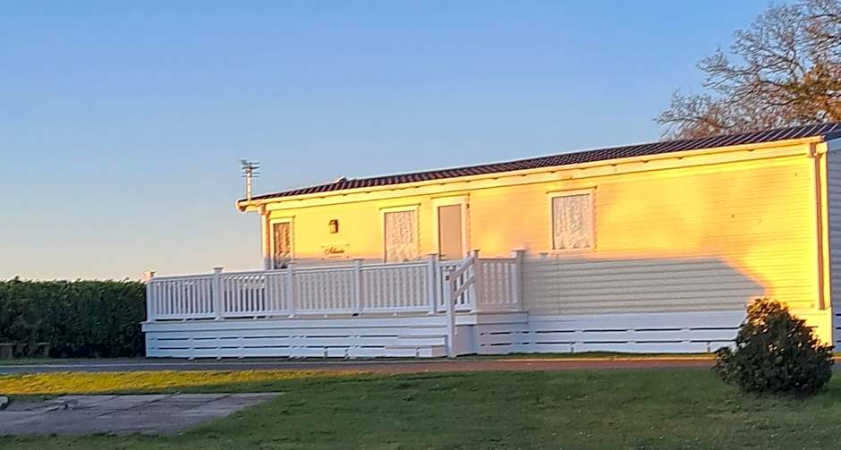 Beautiful 2 bedroom caravan, holiday park Tenby