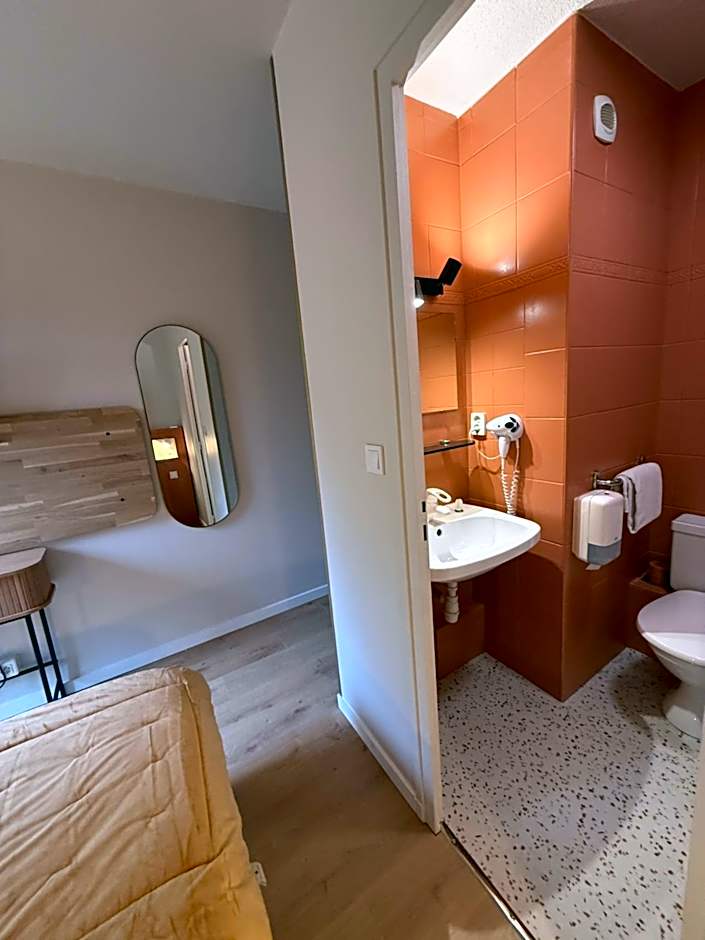 Logis Hôtel La Cascade - Lyon Nord