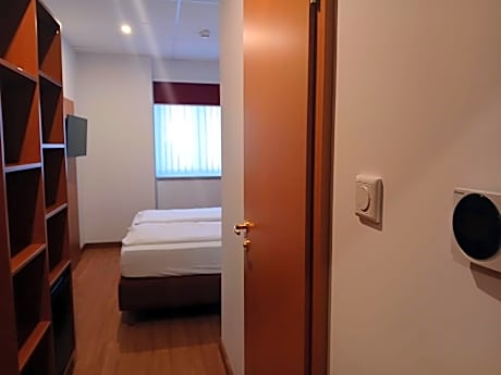 Standard Twin Room with Shared Bathroom