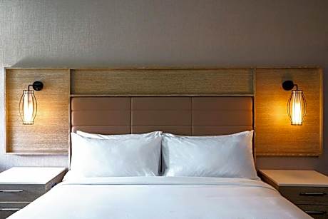 Classic King Room with Roll-in Shower - Mobility Accessible