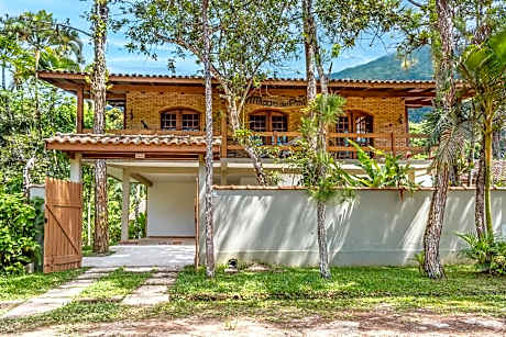 Casa com jardim e churrasqueira perto da praia