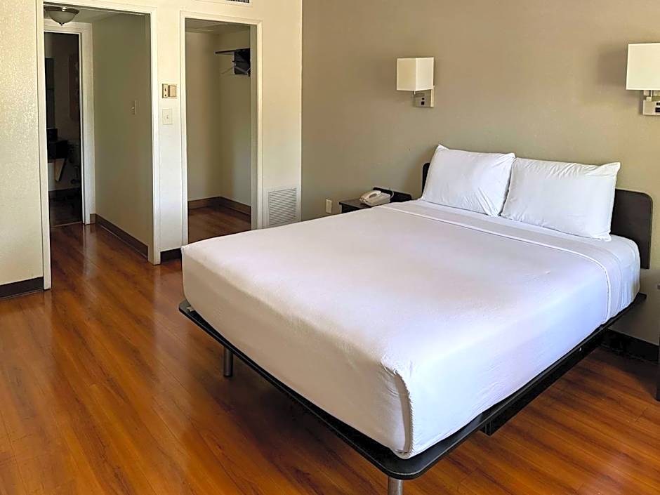 Motel 6-Pomona, CA - Los Angeles