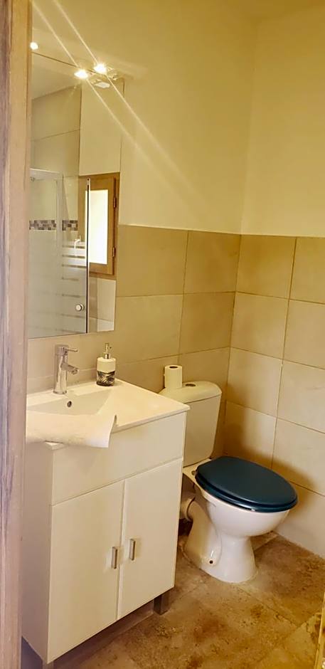 "Les Lauriers" chambre indépendante avec terrasse privée