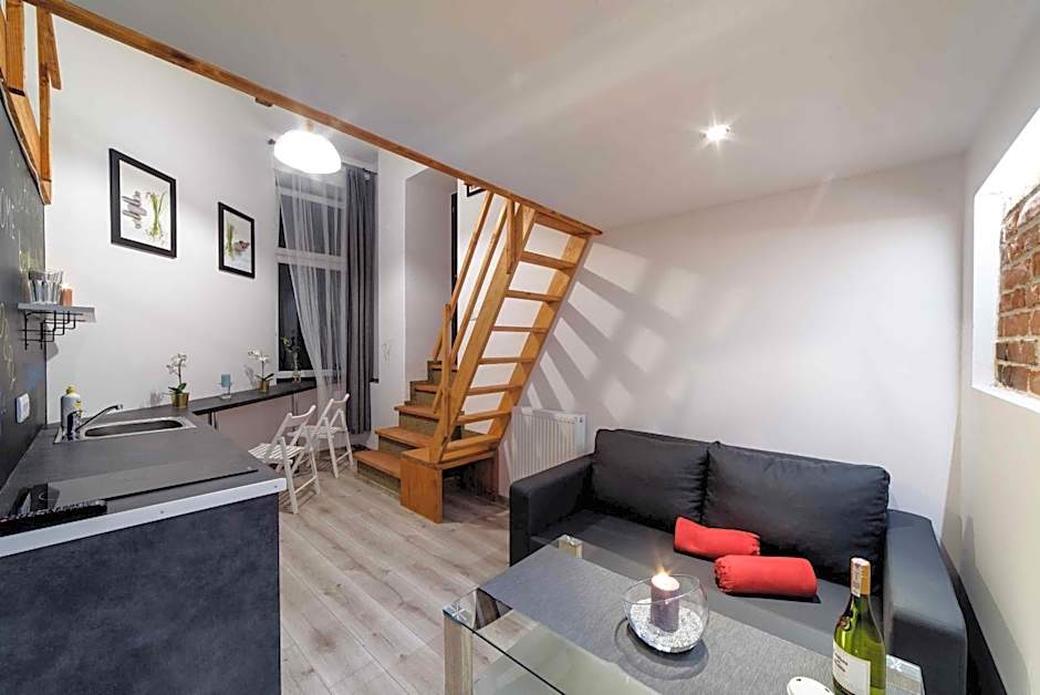 2 Nights Apartments - great location, right next to Main Rail and Bus Station, 10 min to Main Square by foot
