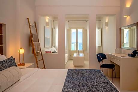Executive Blue Suite with Hot Tub & Caldera View