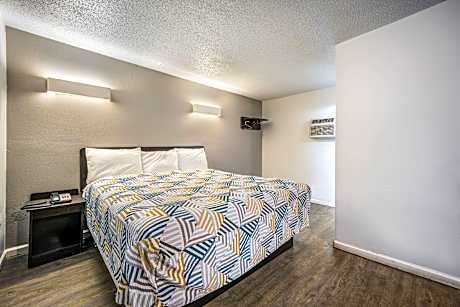 1 King Bed | Non-Smoking