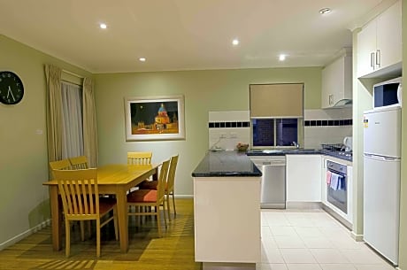 Apartment - 3 Rooms 5 Beds, Non-Smoking, One Queen Bed, Four Single Beds, Full Kitchen, Three Bedroo