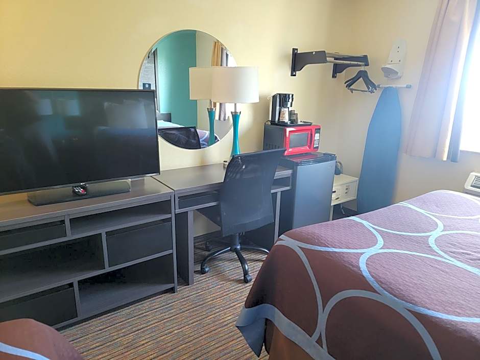 Super 8 by Wyndham Clearwater/St. Petersburg Airport