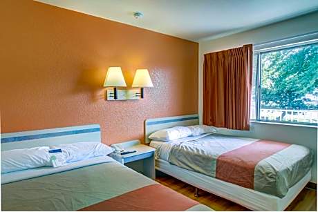 Deluxe Quadruple Room - Non-Smoking