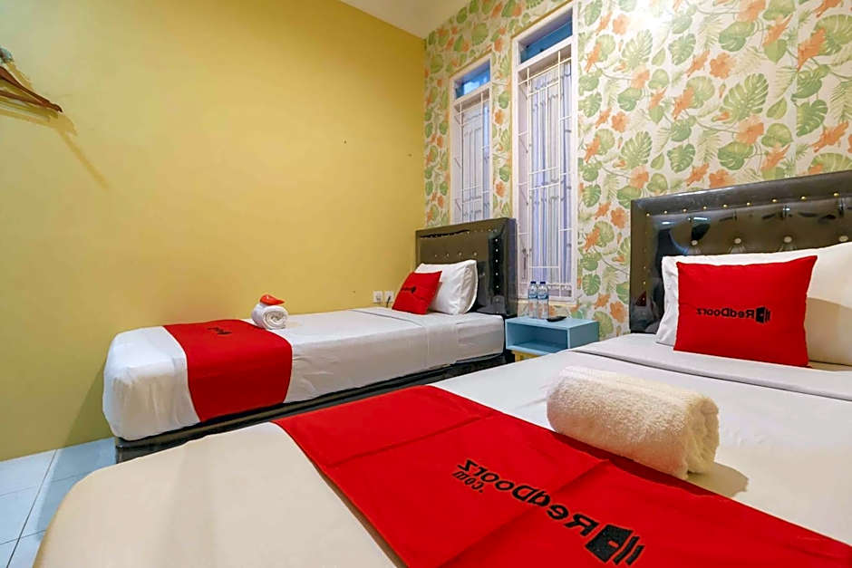 RedDoorz Syariah near Jam Gadang Bukittinggi 2