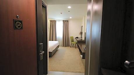 Deluxe Queen Room