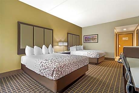 2 QUEEN BEDS,NSMK,HI SPEED,MICFRG,COFMKR,HAIR,IRN/BRD,FULL BREAKFAST