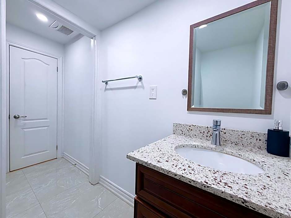 Cozy Rooms in Bright Walkout Suite - Newly Renovated in 2026