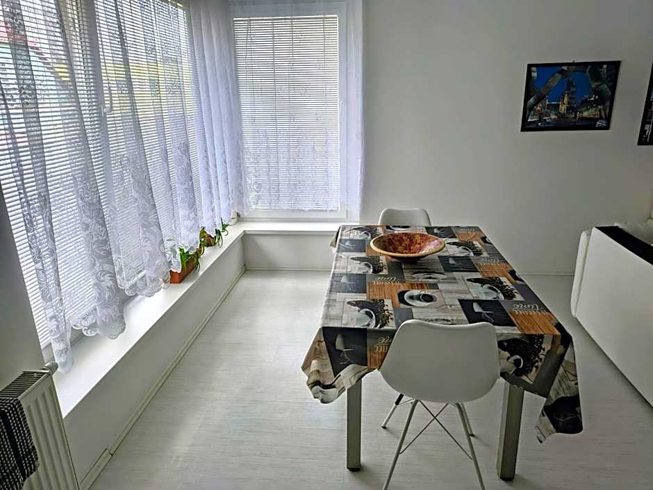 Martin City Stay - Elegant Apartment with Private Parking