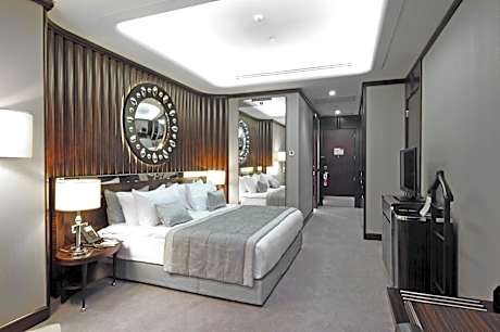 Standard King Room with Club Lounge Access - High Floor/Smoking