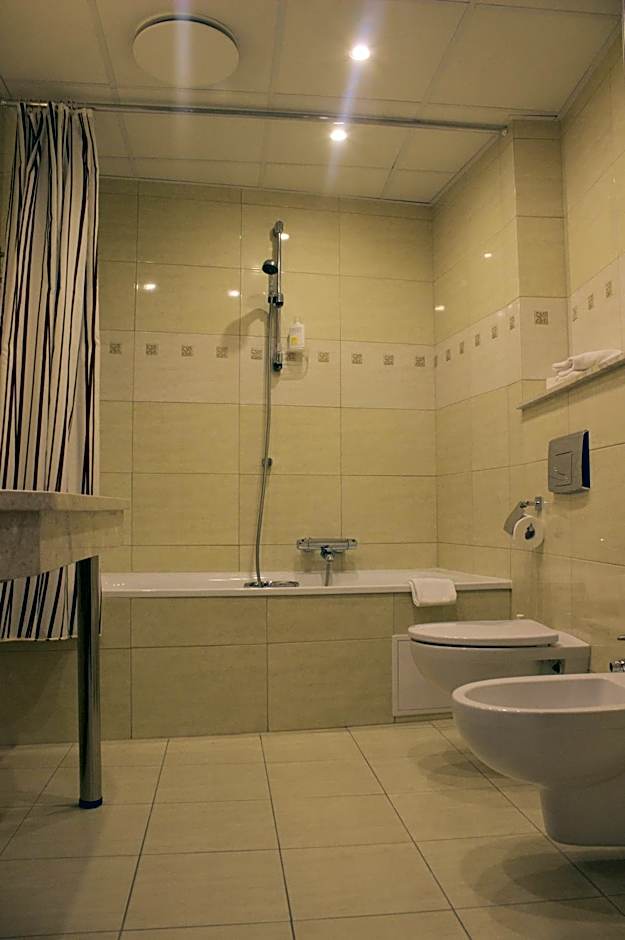 Hotel Victor Pruszkow DeSilva