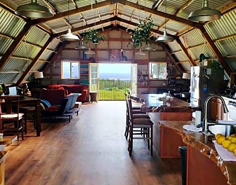 Oceanview Cabin - Limited Electricity / Shared Bathroom