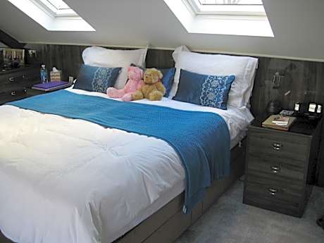 Junior Suite-Luxury-Ensuite with Shower-Garden View-Peacock